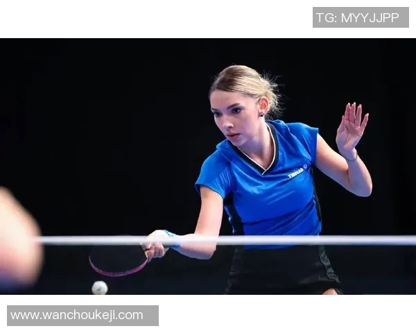 黑色足球鞋下的风采 女球星展现力量与优雅的完美结合